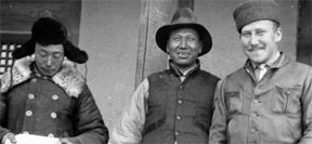 Fritz Mühlenweg (rechts) mit Mongolen in Hami. © Libelle